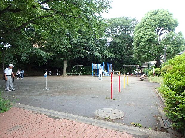四季美台第一公園 450m 閑静な住宅街の中の公園。緑に囲まれた落ち着いた雰囲気。ブランコや複合遊具などがあります。