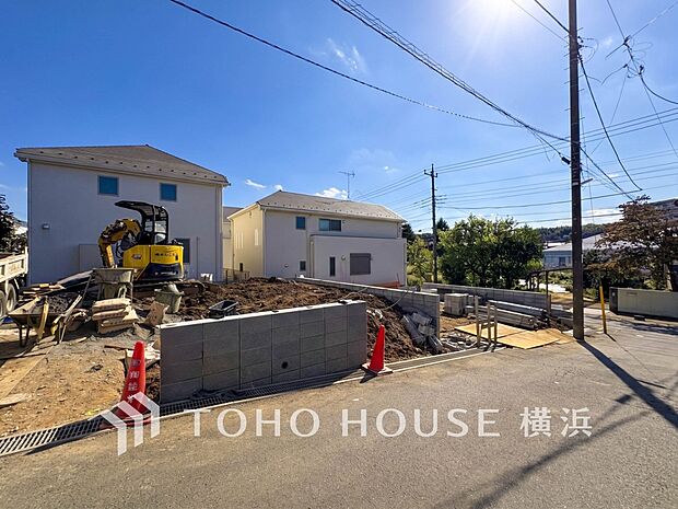 青空が広がる開放的な立地です。お子様とのびのび暮らせる新しい街並みが魅力です。(2026年10月撮影)