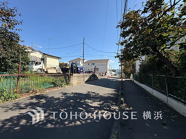 子育て環境、生活利便に優れた住環境に立地し、ゆとりある生活が送れます。(2026年10月撮影)