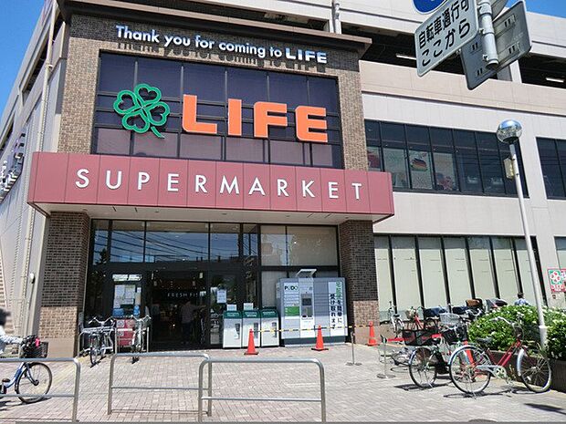 ライフ子母口店 650m 9時半~24時営業。毎日の食卓を彩る食料品から日用品まで取り揃えています。