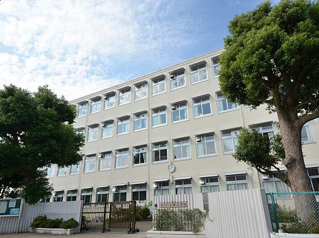 横浜市立上郷小学校 900m 徒歩12分。小学校が近いのは子育てファミリーにもおすすめのポイント。