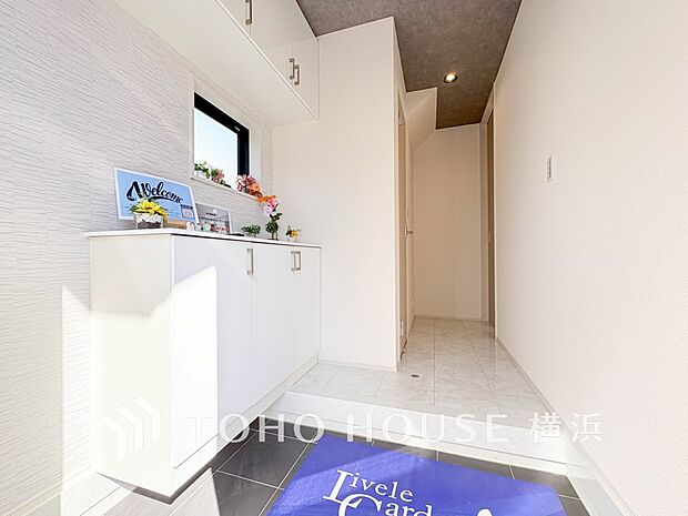 上質感漂う玄関と廊下。居住者の帰り、訪れる方を優しく迎えてくれます。