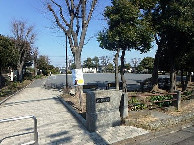 上柏尾第二公園 190m お子様の遊び場や、お散歩のついでにふらっと立ち寄れる、身近な憩いのスポットです。