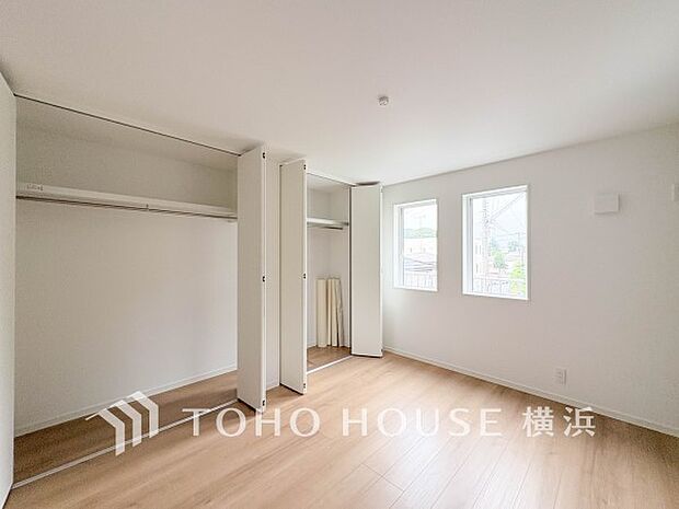 一日の疲れをいやしてくれる寝室。時を忘れて過ごす場所として過ごせるお部屋。