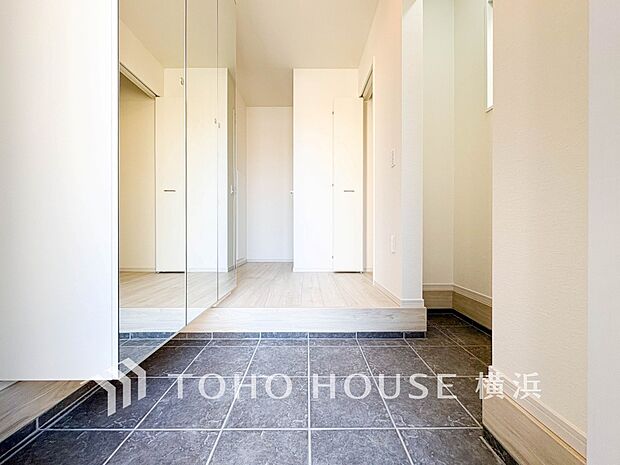 上質感漂う玄関と廊下。居住者の帰り、訪れる方を優しく迎えてくれます。