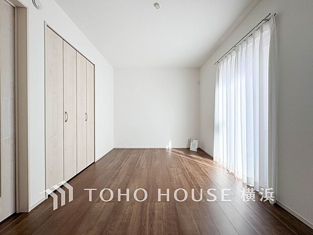 一日の疲れをいやしてくれる寝室。時を忘れて過ごす場所として過ごせるお部屋。
