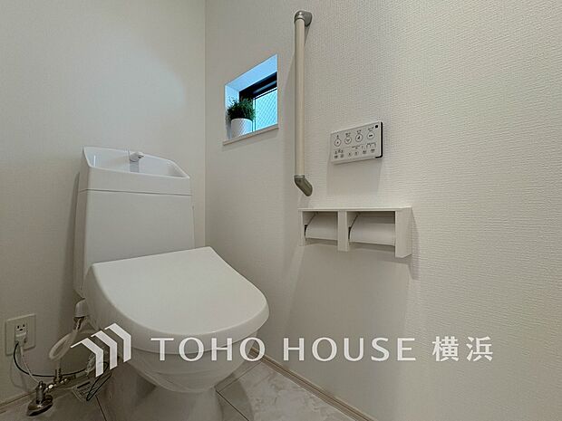 換気と明るさに配慮した、清潔感溢れるトイレ。落ち着いた空間で安らぎのひとときをお過ごしいただけます。