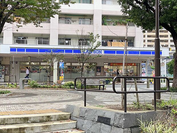 ローソン本郷台駅前 400m オリジナルブランド商品やホットスナック・コーヒーも人気です。