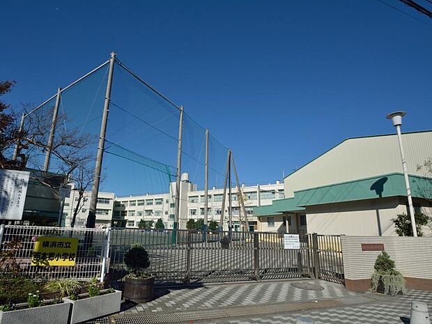 横浜市立西本郷小学校 600m 徒歩8分。小学校が近いのは子育てファミリーにもおすすめのポイント。