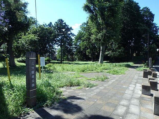 二ツ橋南公園 900m 和泉川沿いの公園で森の遊具が人気です。散策もできて緑に覆われリフレッシュできますよ。