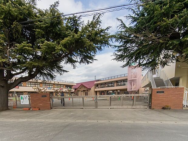 学校法人横浜中央学園ゆたか幼稚園 260m 3500?の広大な敷地で、思いっきり身体を動かせます。月・水・木曜日は全園児給食です。