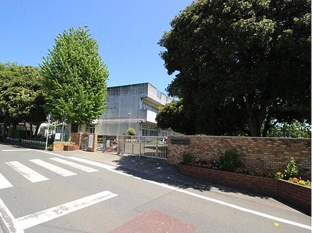 横浜市立二つ橋小学校 900m 徒歩12分。小学校が近いのは子育てファミリーにもおすすめのポイントです。