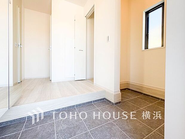 上質感漂う玄関と廊下。居住者の帰り、訪れる方を優しく迎えてくれます。