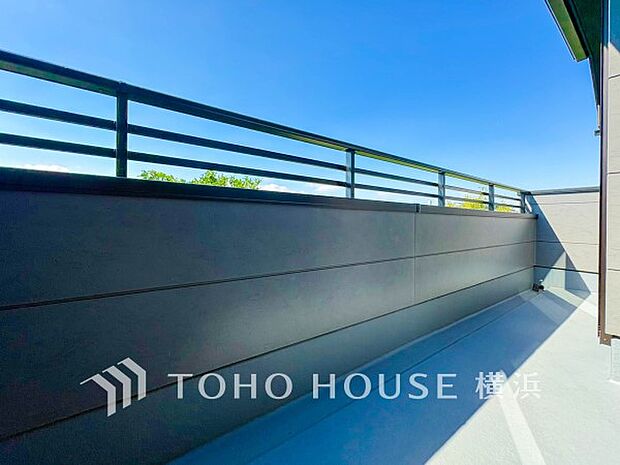 大空と眺望を心ゆくまで楽しめます。広々としたオープンエア空間が開放感あふれる毎日を演出。