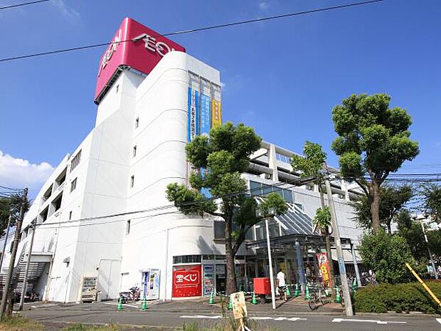 イオン駒岡店　1800m　1階の食料品売り場は24時間営業。時間を問わずお買い物できるので便利ですね。 