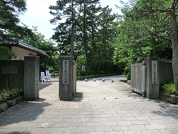 葉山しおさい公園　850m　葉山御用邸付属邸跡地に開設された公園。海岸側にある黒松林からは、富士山や伊豆半島、大島などが一望。   