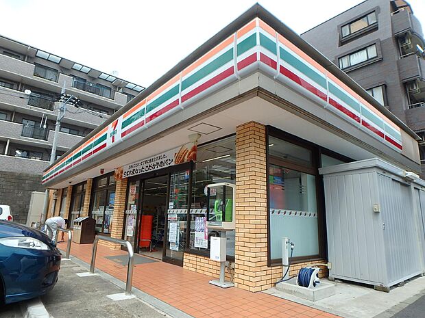 セブンイレブン横浜片倉町店　750m　24時間営業。近くにあるとちょっとした買い物にも便利ですね。 