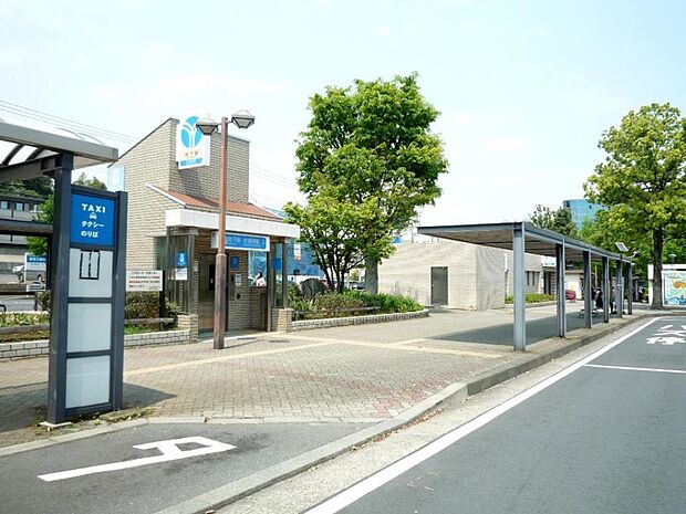 片倉町駅 （ブルーライン）　1000m　ブルーラインにて「横浜」駅まで乗車約6分、「新横浜」駅まで乗車約4分。新幹線をお使いの方にも便利。 