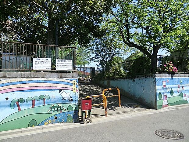 宝島幼稚園　350m　週3回の異年齢クラスで異なる学年の子供たちが同じカリキュラムを学び、週1回同年齢クラスで学びます。 