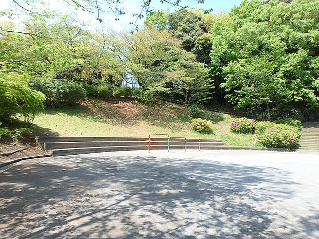 日吉本町鯛ケ崎公園　300m　駅チカなのに気軽に山遊びができる魅力の公園。起伏ある地形が生かされ、程よい自然を満喫できます。 