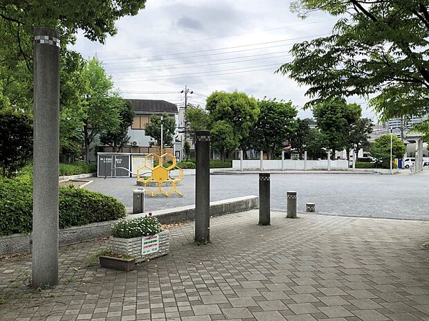 神戸町第二公園　600m　横浜ビジネスパークの隣にある開放感のある広々とした公園。 