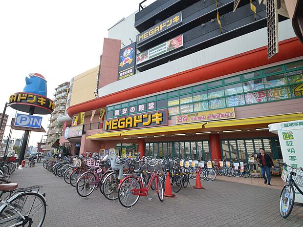 MEGAドン・キホーテ川崎店　200m　食品・日用品から雑貨までなんでも揃う便利な総合ディスカウントストア。 