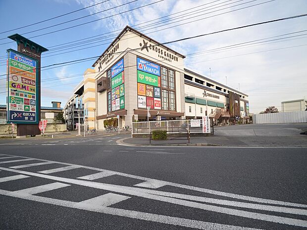 クロスガーデン川崎　1500m　500台以上停められる大型駐車場を完備した、スーパー・家電量販店・飲食店などが入った複合施設。 