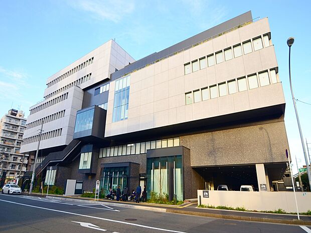 横浜市南区役所　1100m　お引越し後の申請や手続きなど、ご利用されることも多い区役所。月〜金曜日の8時45分〜17時開庁。 