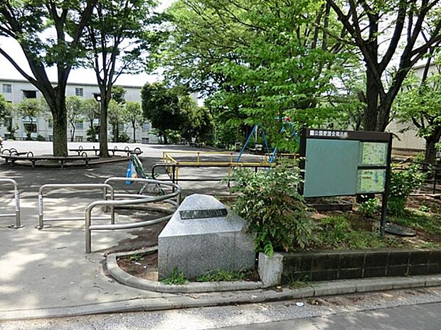 笹山東公園　400m　県営笹山団地内にあり、付近には上菅田郵便局があります。ブランコ・鉄棒・砂場があります。 