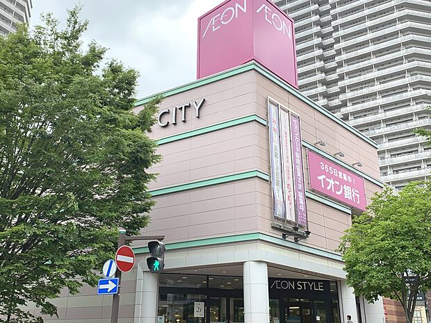 イオンスタイル東戸塚　50m　食品、雑貨、ファッション、ライフスタイル、ベビー・キッズの専門店、フードコートなどを備えています。 