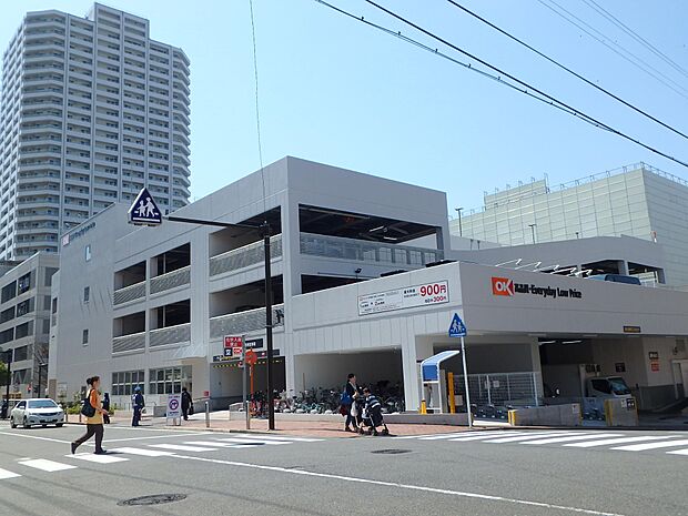 オーケー東戸塚店　400m　駐車場144台完備。コスパの良い商品を取り扱うと話題のお店。週末にまとめ買いもいいですね。 