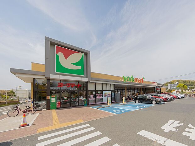 ヨークマート六浦店　1600m　首都圏を中心にセブンアンドアイグループが展開する食品スーパー。お地域に根付いた安心価格のお店です。 