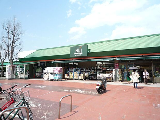 Fuji新桜ヶ丘店　1000m　新鮮な食品や日用品をお求めやすい価格で取り揃えている地域密着のスーパー。 