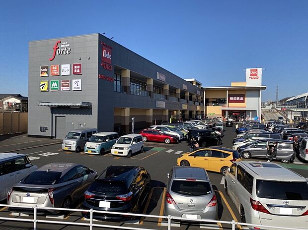 フォルテ横浜川和町　1700m　スーパーのベルクを中心に、マツモトキヨシ、無印良品、Seria等が入る便利なショッピングセンター。 