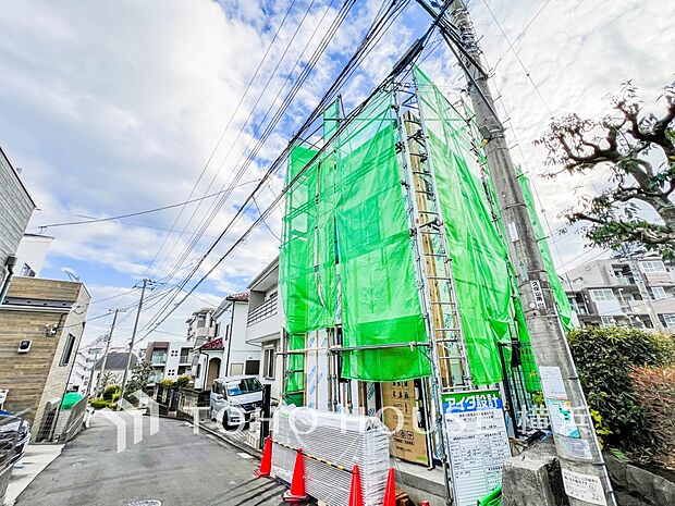 お住まいの顔となる玄関。住まう方のプライドを満たすクオリティを備えています。（2024年1月撮影）