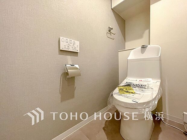 トイレはシンプルにホワイトで統一。多機能型の温水洗浄付き。