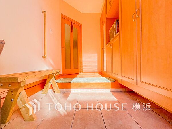 上質感漂う玄関。居住者の帰り、訪れる方を優しく迎えてくれます。