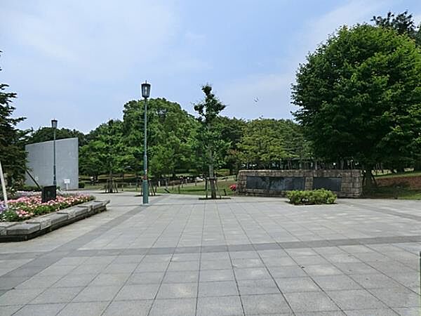 湘南台公園　1300m　お天気の良い休日は、お弁当を広げてピクニックを楽しむファミリーで賑わいます。