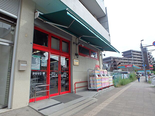 まいばすけっと岡沢町店　230m　夜遅くまで営業しています。イオン系列の小型スーパー。食品、雑貨等、手に入れることができます。 