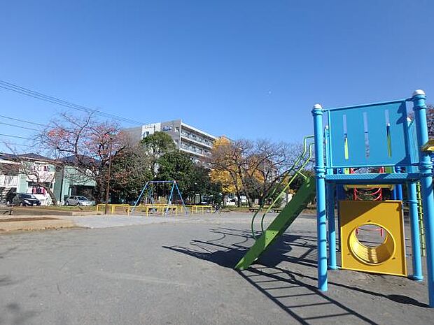 汐入公園 　500m　産業道路・首都高沿い。芝生や大型の遊具がありのびのび過ごせるます。 