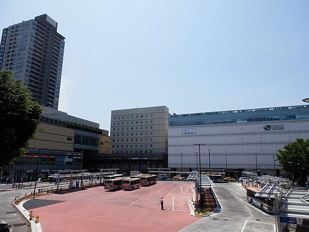 ＪＲ京浜東北線『鶴見』駅　1200m　駅ビルCIAL鶴見はショッピングやグルメが楽しめます。 