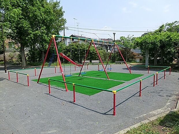 高田第三公園　290m　閑静な住宅地の中の公園。メタセコイアの大木があります。木陰にはベンチもあり、のんびり過ごせそう。 