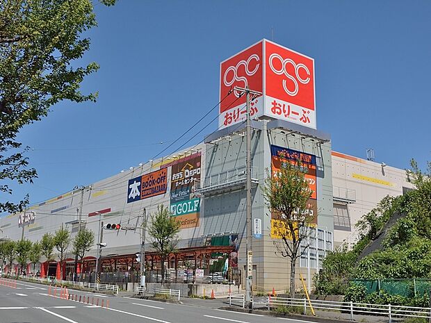 Olympicおりーぶ東戸塚店　800m　スーパーの他にもホームセンター、デンタルクリニック、100円ショップなどがあり便利です。 