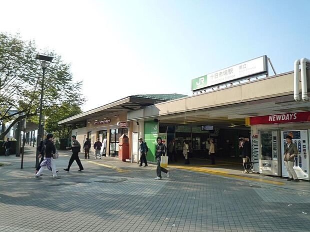 十日市場駅 （JR横浜線）　2800m　ターミナル「横浜」駅へは直通約25分。東急田園都市線の乗り換え駅「長津田」駅へは約3分の乗車。 