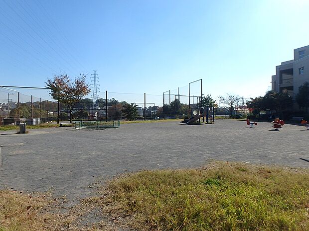 戸塚公園　450m　多目的広場や遊具のある広場とともに、雑木林とその尾根道を結ぶ散策路があります。 
