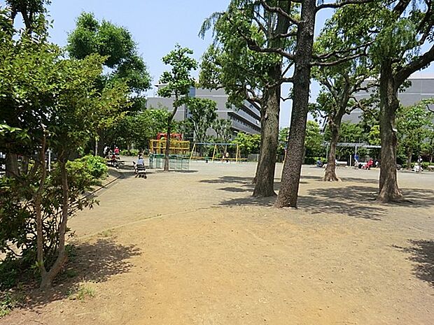 上小田中西公園　700m　ブランコなどの遊具もあり、見通しもよい公園です。 