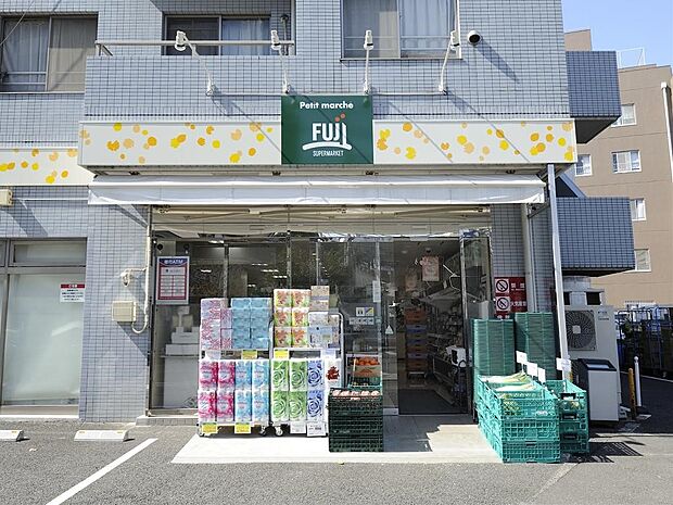 プチマルシェ FUJI 山元町店　1100m　小さめな店舗ながらも食卓を彩る新鮮で品質の良い食品が揃う。日々のお買い物に便利。 