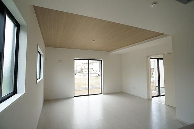 折り上げ天井が特徴的なLDK。