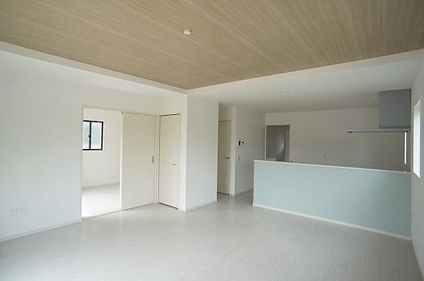 隣り合う洋室と一緒に広がりを与えます。