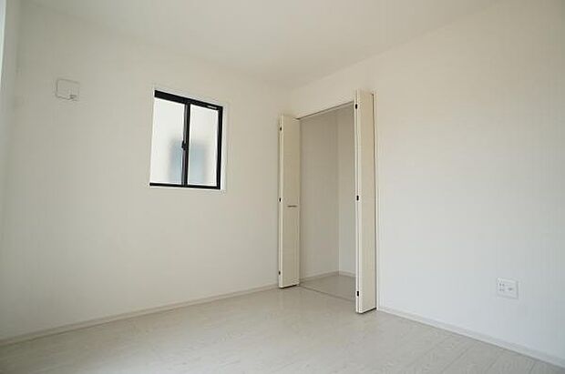 1階の洋室4,5帖です。